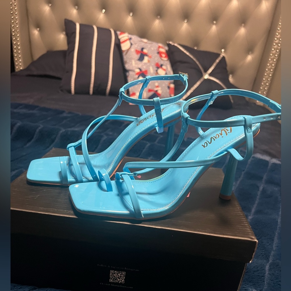 Beautiful blue heels size 7.5